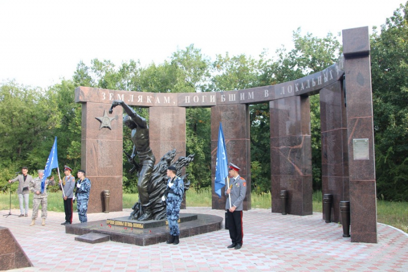 В Саратове на митинге против терроризма почтили память погибших