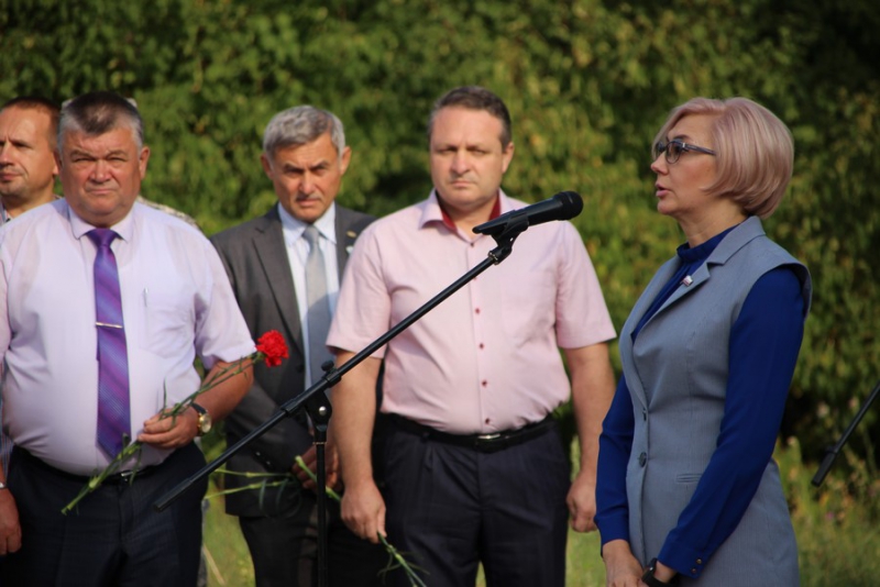 В Саратове на митинге против терроризма почтили память погибших