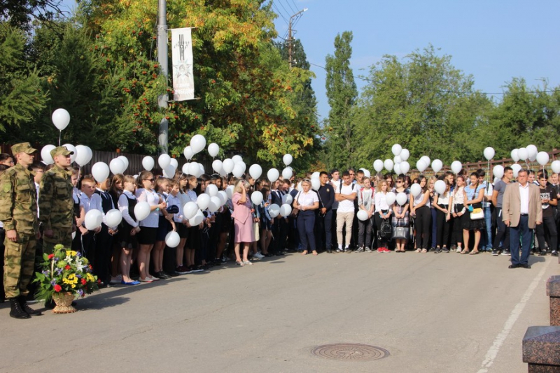 В Саратове на митинге против терроризма почтили память погибших