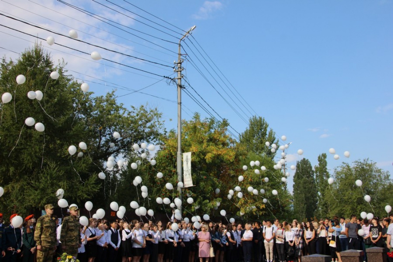 В Саратове на митинге против терроризма почтили память погибших