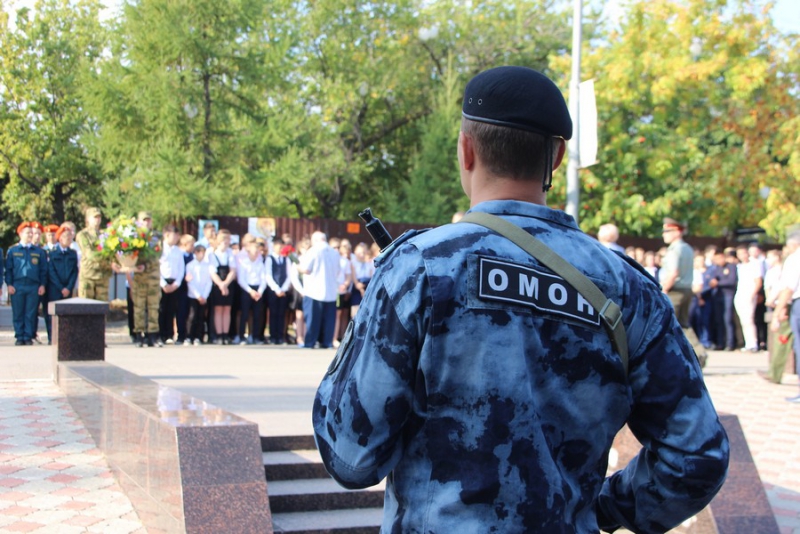 В Саратове на митинге против терроризма почтили память погибших