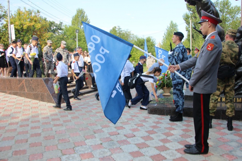 В Саратове на митинге против терроризма почтили память погибших