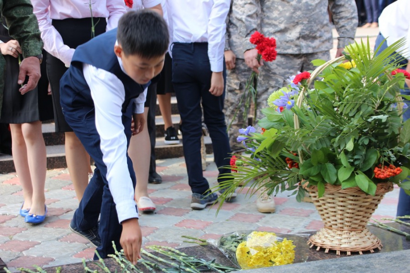 В Саратове на митинге против терроризма почтили память погибших