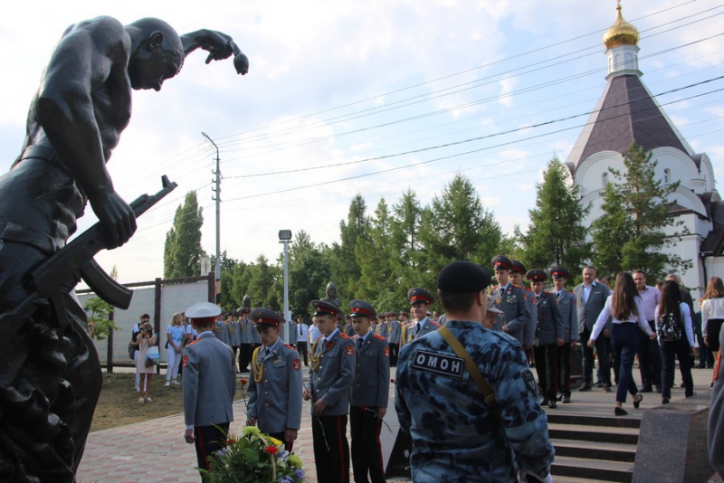 В Саратове на митинге против терроризма почтили память погибших
