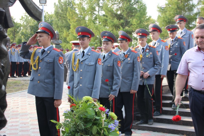 В Саратове на митинге против терроризма почтили память погибших