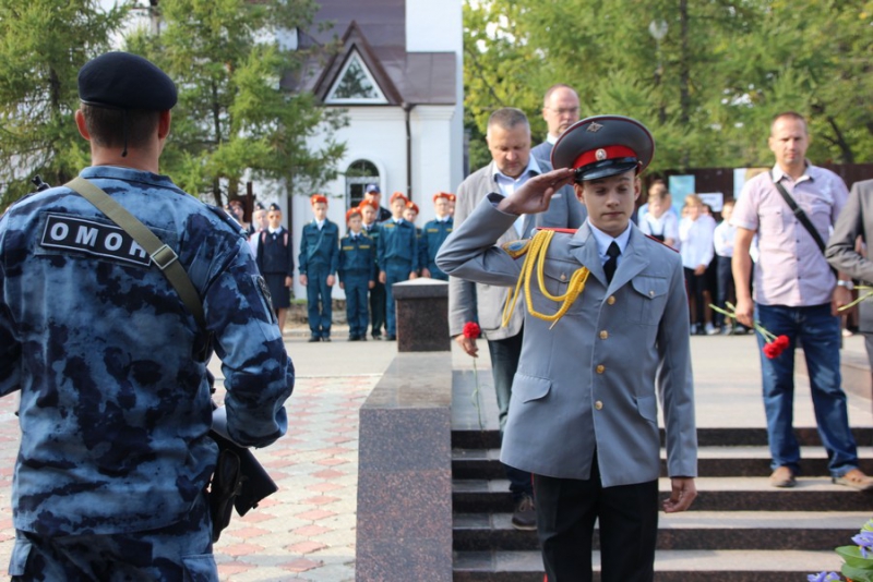 В Саратове на митинге против терроризма почтили память погибших