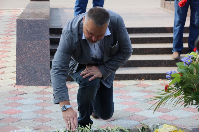 В Саратове на митинге против терроризма почтили память погибших