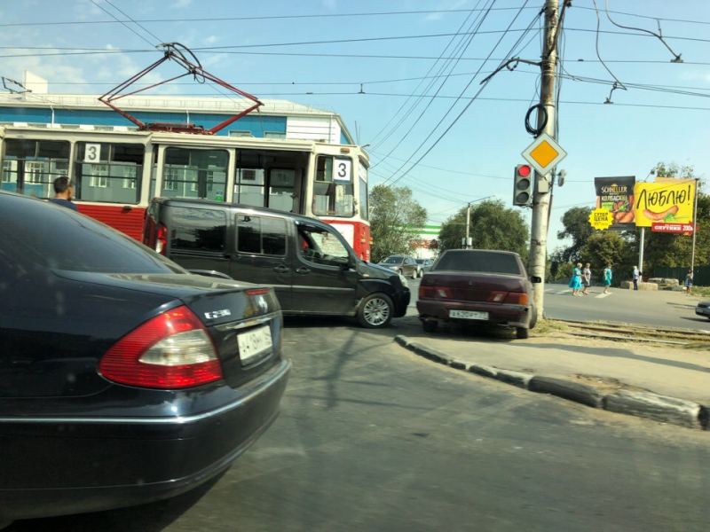 На проспекте 50 лет Октября попавший в ДТП трамвай перекрыл дорогу