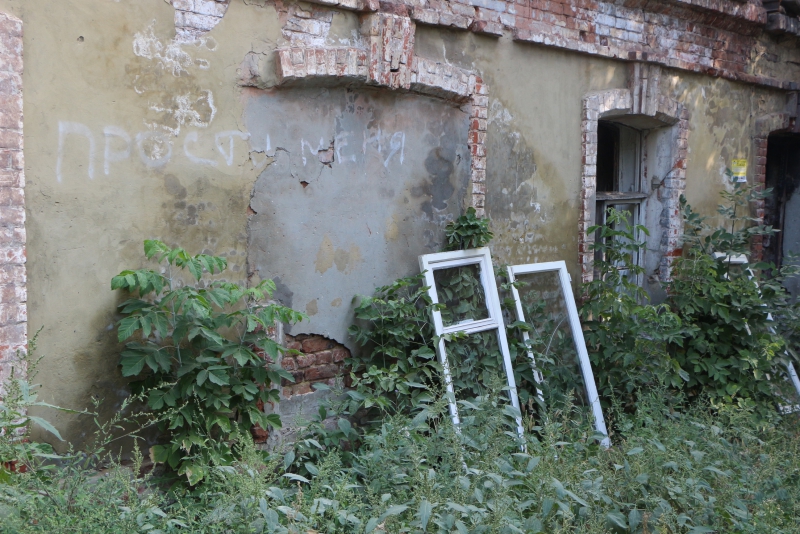 Дом соседа. Пергола с клумбой. Клумба перед домом. Дом ничем не огороженный. Дом ничем не огороженный.