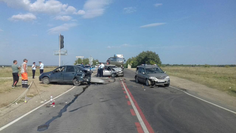 Устроивший массовую аварию под Саратовом автолюбитель скончался в больнице