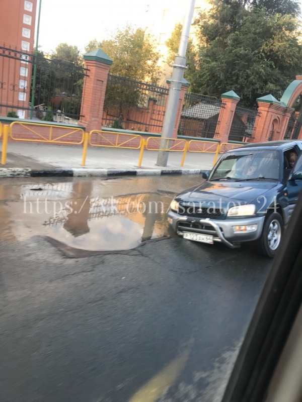 Возле храма на Чернышевского «Тойота» провалилась в скрытую водой яму