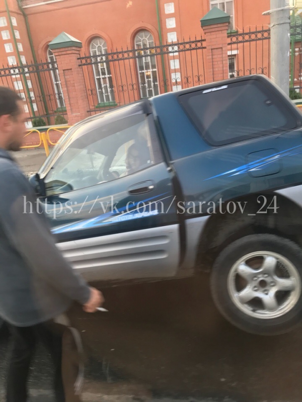 Возле храма на Чернышевского «Тойота» провалилась в скрытую водой яму