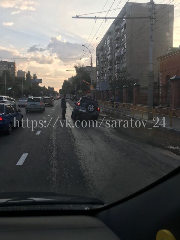 Возле храма на Чернышевского «Тойота» провалилась в скрытую водой яму