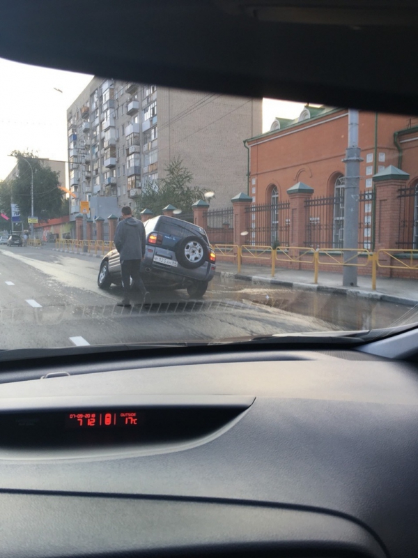 Возле храма на Чернышевского «Тойота» провалилась в скрытую водой яму