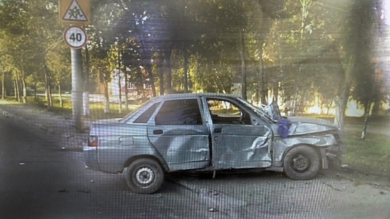 На Буровой пьяный автолюбитель протаранил столб и дерево