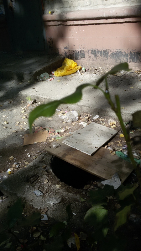 Саратовец насчитал рядом с расселенным домом 6 открытых люков