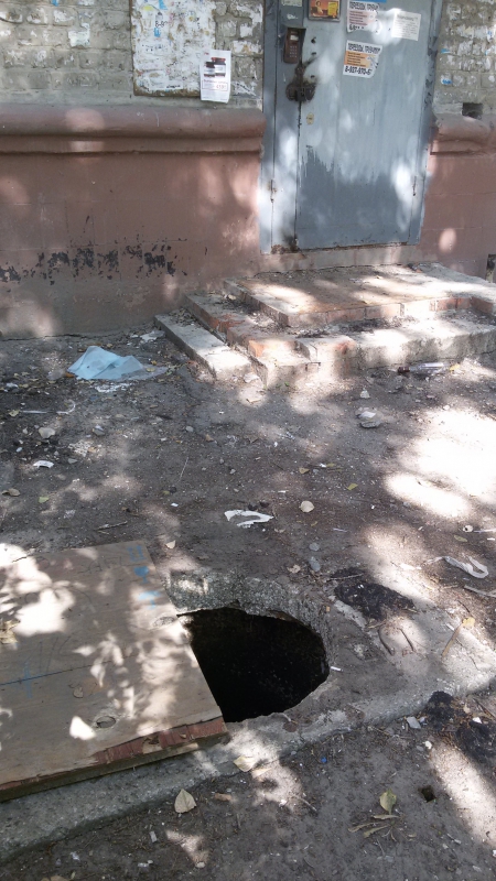 Саратовец насчитал рядом с расселенным домом 6 открытых люков