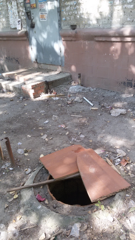 Саратовец насчитал рядом с расселенным домом 6 открытых люков