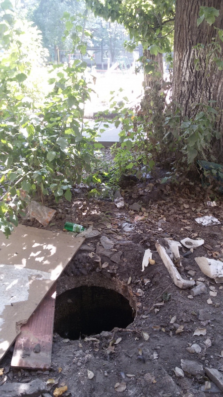 Саратовец насчитал рядом с расселенным домом 6 открытых люков