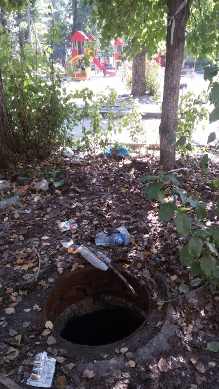 Саратовец насчитал рядом с расселенным домом 6 открытых люков