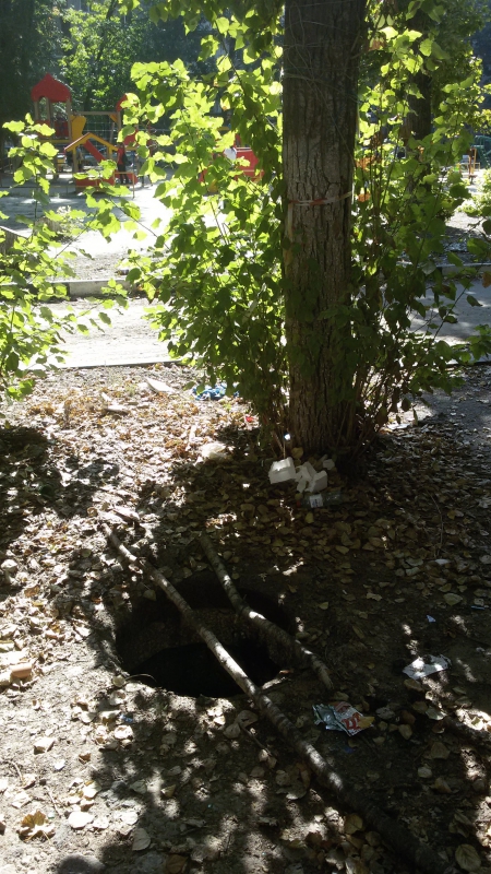 Саратовец насчитал рядом с расселенным домом 6 открытых люков