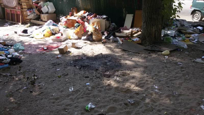 Саратовец насчитал рядом с расселенным домом 6 открытых люков