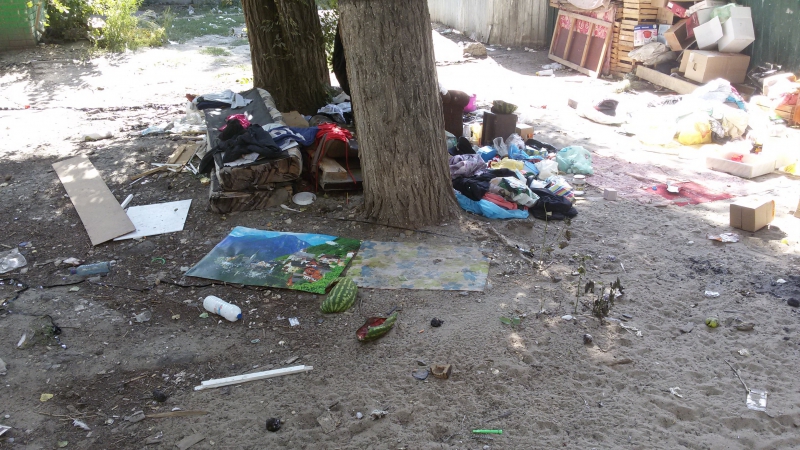 Саратовец насчитал рядом с расселенным домом 6 открытых люков