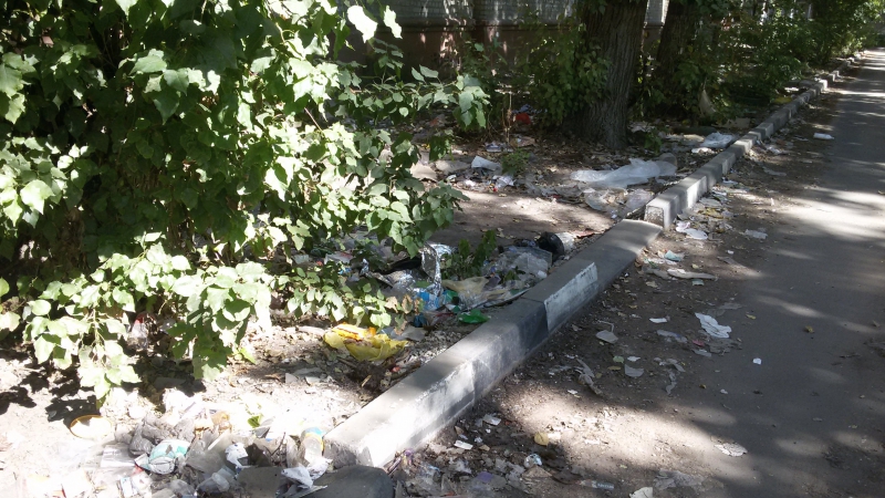 Саратовец насчитал рядом с расселенным домом 6 открытых люков