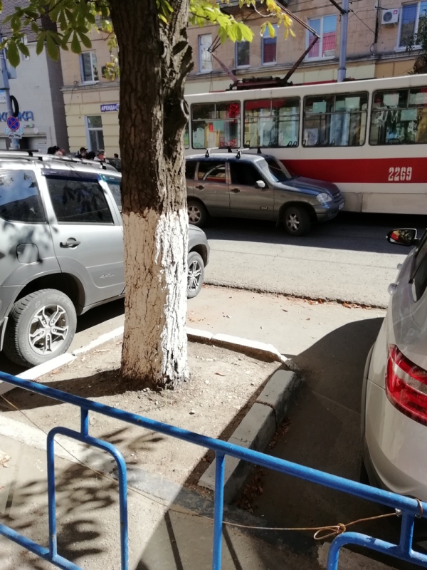 В Саратове автомобилисты массово атакуют трамваи и останавливают их движение