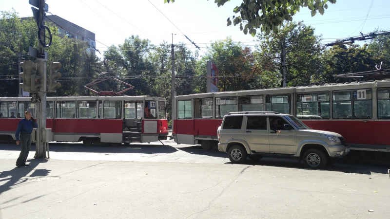 В Саратове автомобилисты массово атакуют трамваи и останавливают их движение