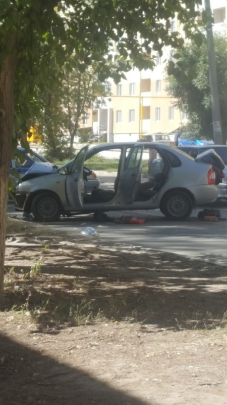 На Огородной два человека пострадали во влетевшей в столб «Калине»