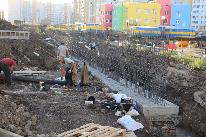 Саратовским чиновникам поручили поднимать «шум до небес» из-за отставаний на школе в Солнечном-2