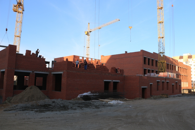 Саратовским чиновникам поручили поднимать «шум до небес» из-за отставаний на школе в Солнечном-2