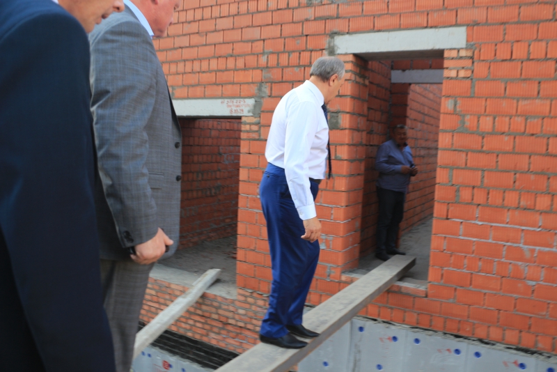 Саратовским чиновникам поручили поднимать «шум до небес» из-за отставаний на школе в Солнечном-2