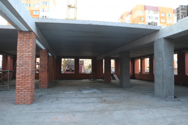 Саратовским чиновникам поручили поднимать «шум до небес» из-за отставаний на школе в Солнечном-2