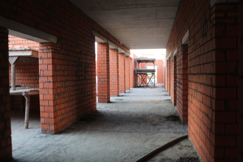 Саратовским чиновникам поручили поднимать «шум до небес» из-за отставаний на школе в Солнечном-2