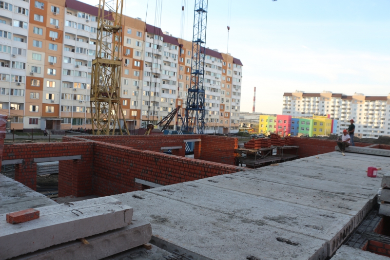 Саратовским чиновникам поручили поднимать «шум до небес» из-за отставаний на школе в Солнечном-2