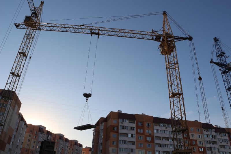 Саратовским чиновникам поручили поднимать «шум до небес» из-за отставаний на школе в Солнечном-2