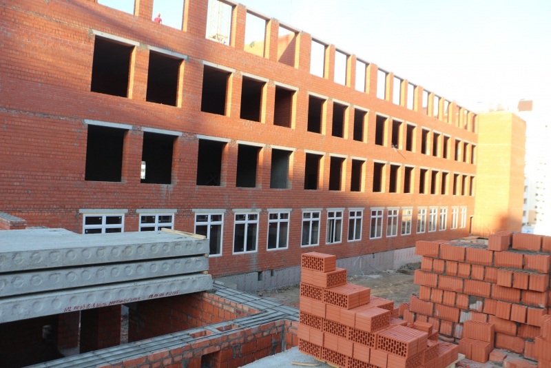 Саратовским чиновникам поручили поднимать «шум до небес» из-за отставаний на школе в Солнечном-2