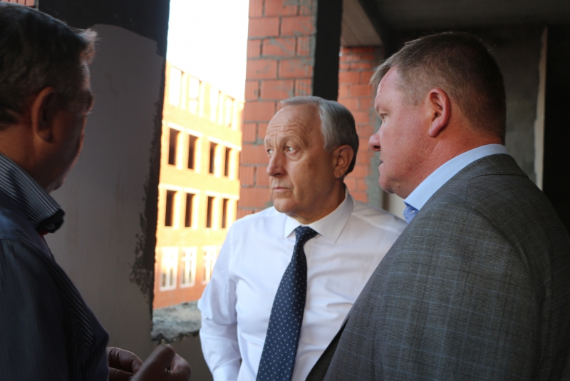 Саратовским чиновникам поручили поднимать «шум до небес» из-за отставаний на школе в Солнечном-2