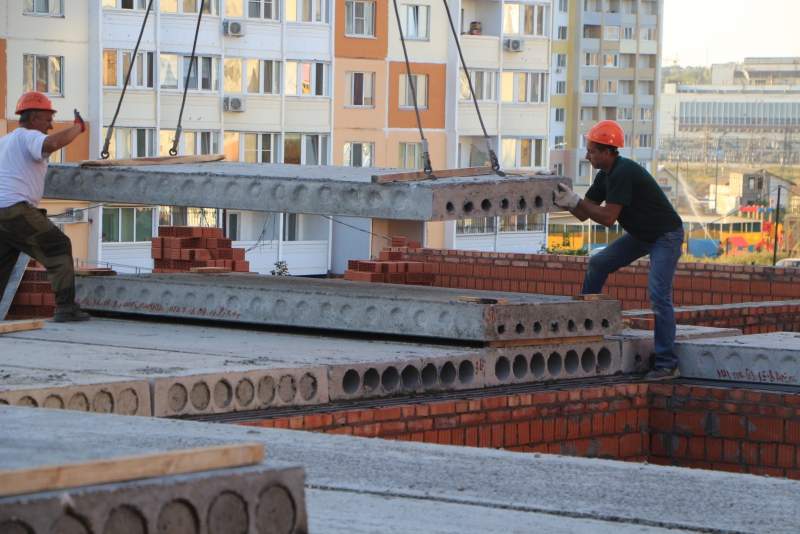 Саратовским чиновникам поручили поднимать «шум до небес» из-за отставаний на школе в Солнечном-2