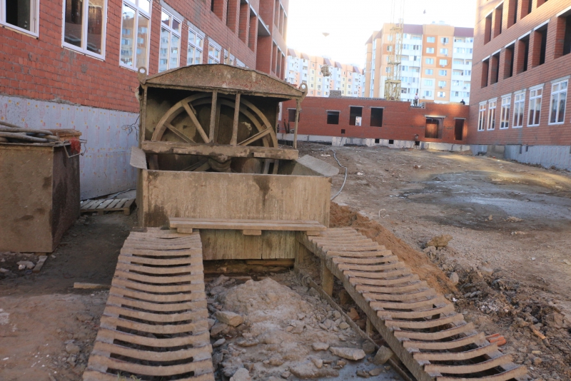 Саратовским чиновникам поручили поднимать «шум до небес» из-за отставаний на школе в Солнечном-2