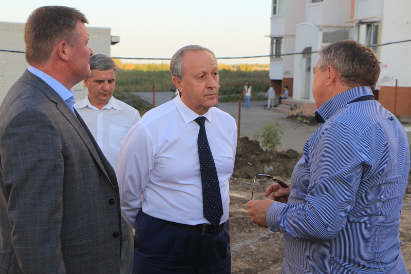 Саратовским чиновникам поручили поднимать «шум до небес» из-за отставаний на школе в Солнечном-2