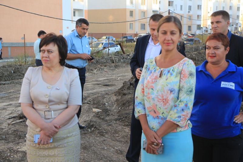 Саратовским чиновникам поручили поднимать «шум до небес» из-за отставаний на школе в Солнечном-2