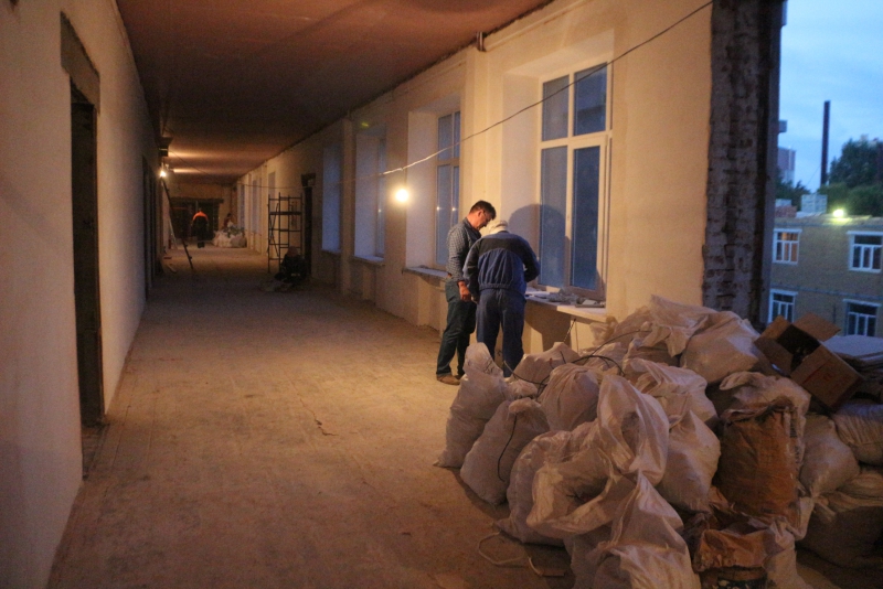 Радаев с крыши пристройки лицея: «Денег на продление удовольствия нет»