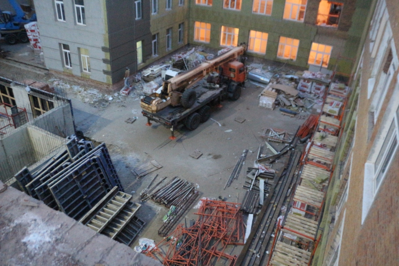 Радаев с крыши пристройки лицея: «Денег на продление удовольствия нет»