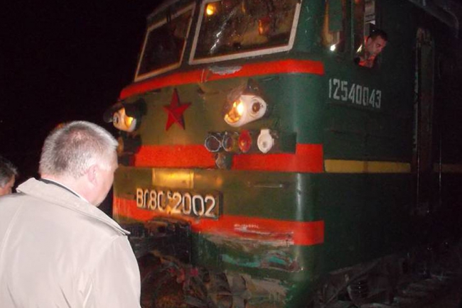 Поезд сбил грузовик и сошел с рельсов