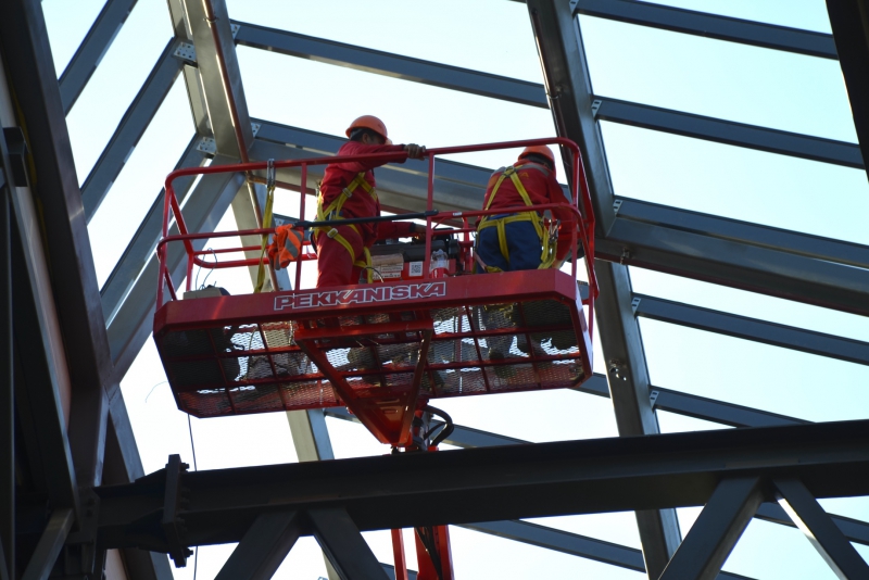 В Сабуровке приступили к монтажу фасада пассажирского терминала