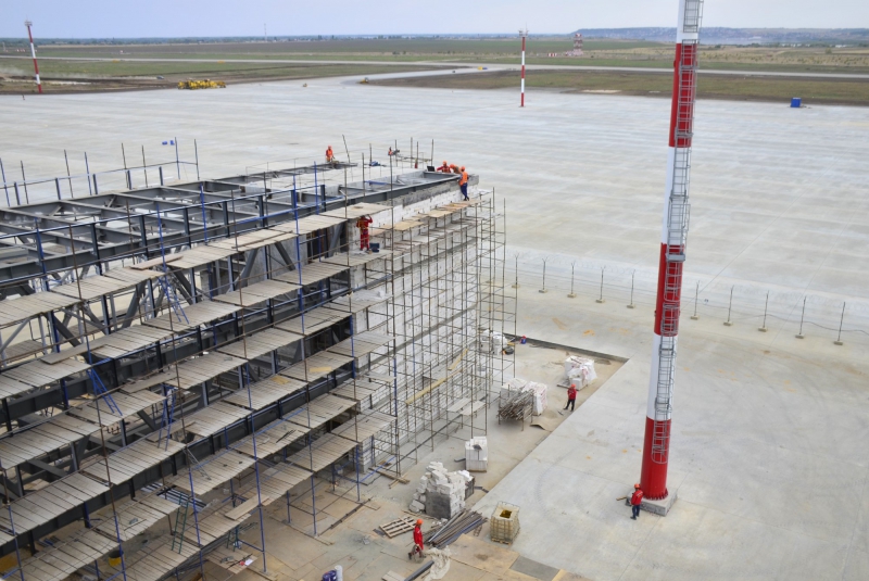 В Сабуровке приступили к монтажу фасада пассажирского терминала