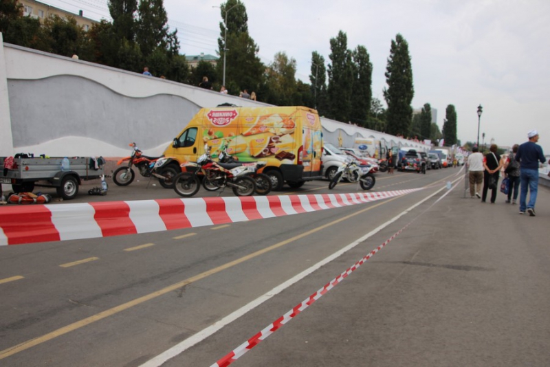 На Набережной Космонавтов тысячи саратовцев пришли посмотреть на мотогонки